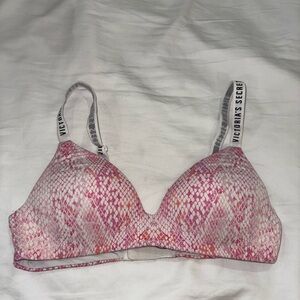 Victoria’s Secret lightly lined wireless bra 34B T-shirt